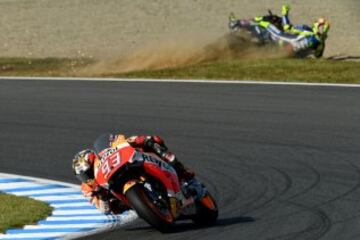 Caída de Valentino Rossi con Márquez a la cabeza. 