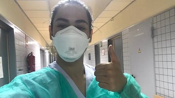 La jugadora de balonmano Laura Hern&aacute;ndez, durante su jornada en el hospital.