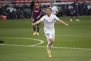 ¡¡GOLAZO DE MODRIC!! ¡Recibió un balón de Rodrygo dentro del área, dejó sentado a Neto en dos ocasiones con dos regates y marcó con un disparo con el exterior! 
