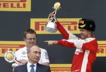 Sebastian Vettel en el podio después de quedar en segundo lugar del GP de Rusia