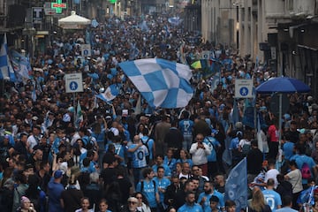 Aficionados del S. S. C. Napoli celebran por las calles de Nápoles la consecución del título de liga. De esta forma el conjunto italiano se proclamó campeón de la Serie A por cuarta vez en su historia.