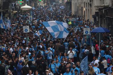 Aficionados del S. S. C. Napoli celebran por las calles de Nápoles la consecución del título de liga. De esta forma el conjunto italiano se proclamó campeón de la Serie A por cuarta vez en su historia.
