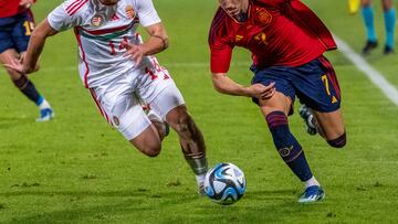 AME7514. HUELVA (ESPAÑA), 17/11/2023.- El jugador de Hungría Artúr Horváth (izq.) disputa el balón contra el jugador de España Diego López hoy, durante un encuentro para la clasificación de la Eurocopa sub-21, disputado entre las selecciones de España y Hungría, en el estadio Nuevo Colombino de Huelva (España). EFE/Julián Pérez
