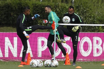 Cuadrado y Vargas recibieron una visita especial en su entrenamiento. David Ospina aprovechó su visita a Medellín para entrenar con su exequipo.