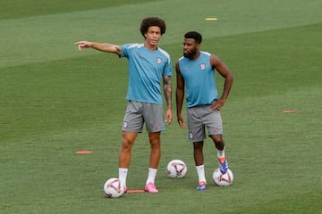 Witsel y Lemar dialogan durante un entrenamiento.