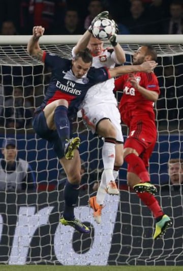 Zlatan Ibrahimovic (I), Bernd Leno (C) y Omer Toprak (D) durante el encuentro de vuelta de octavos de la Champions League entre el PSG y el Bayer Leverkusen.