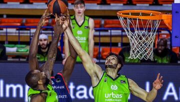 GRAF7142. FUENLABRADA, 17/03/2021.- El alero francés de Morabanc Andorra Bandja Sy (c) lucha con Christian Eyenga (i) y con Leo Meindl, ambos de Urbas Fuenlabrada, durante el partido de la jornada 19 de Liga ACB, que se suspendió por el temporal Filomena, hoy miércoles en el pabellón Fernando Martín de Fuenlabrada. EFE/JuanJo Martín