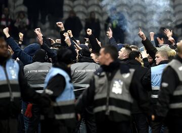 Los aficionados del Lille invadieron el campo e intentaron agredir a su propios jugadores.