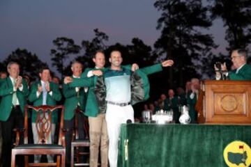 Sergio García puts on the green jacket.