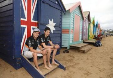 Los pilotos del equipo Sahara Force India Sergio Pérez y Esteban Ocón juegan un partido de voley playa en la playa de Brighton.