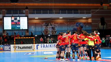 TORREVIEJA (ALICANTE), 01/12/2021.- Las jugadoras de la selección española de balonmano celebran la victoria ante Argentina, tras el partido del Mundial de Balonmano que disputaron este miércoles en la localidad alicantina de Torrevieja. EFE/Manuel Lorenz