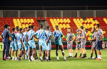 López Garai, en una charla con sus jugadores del Nouadhibou.