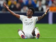 Vinicius protesta una acción durante el encuentro.