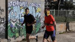 Hombres con mascarilla corriendo en la calle en París, Francia