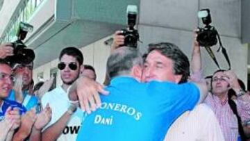 <b>DESPEDIDA. </b>Esteban, aclamado por la afición del Xerez en su adiós.