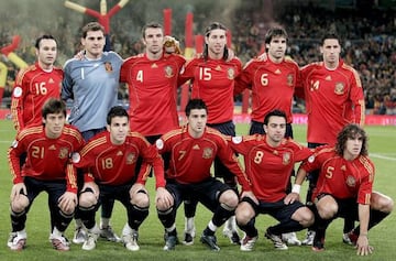 La selección nacional española posa antes de un partido de clasificación para la Eurocopa 2008 contra Suecia en Madrid, España, el 17 de noviembre de 2007.