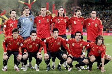 La selección nacional española posa antes de un partido de clasificación para la Eurocopa 2008 contra Suecia en Madrid, España, el 17 de noviembre de 2007.