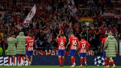 Los jugadores del Atlético saludan a su afición al término del encuentro ante el Borussia Dortmund.