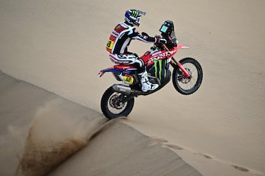 El piloto Tosha Schareina compite con una Honda CRF 450 en la décima etapa. 