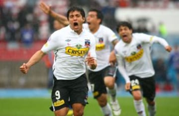 Un 07-11-2010, Javier Cámpora le entregó el empate 2-2 a Colo Colo ante la U, en el tercer minuto de tiempo adicional. El delantero argentino anotó de cabeza en clara posición de adelanto, pero al guardalíneas Patricio Basualto se le cayó el banderín.