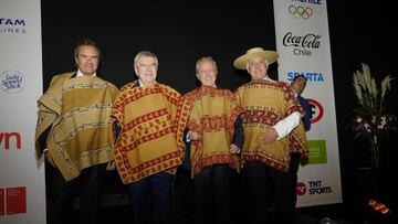 ¡Un Chamanto de regalo! Federación de Rodeo homenajeó a Thomas Bach