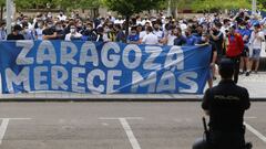 La afición del Zaragoza se manifiesta delante del palco de La Romareda.
