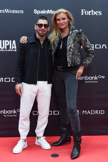 El campeón de la UFC 2024, Ilia Topuria y la modelo y actriz Esther Cañadas posan en el photocall de la primera edición española del festival Forbes 30 Under 30.