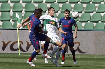 Diego González trata de controlar el balón ante los jugadores rojiblancos.
