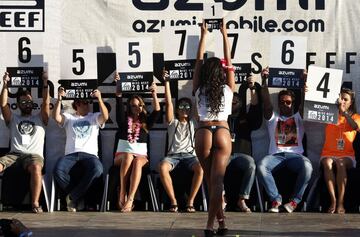 CH01. VIÑA DEL MAR (CHILE), 26/02/2014.- La concursante Claudia Acuña recibe la puntuación de los jueces durante la elección a "Miss Reef 2014" hoy, miércoles 26 de febrero de 2014, en Viña del Mar (Chile). Acuña, de 22 años, fue la ganadora. EFE/Felipe Trueba