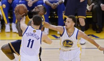 El jugador de los Cavaliers LeBron James y Stephen Curry, de los Warriors,  durante el segundo partido de la serie final de la NBA