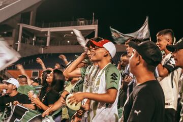 ¡Orlando es azul y verde! Las barras de Millonarios y Nacional alentaron a sus equipos en el Camping World Stadium en el último juego de la Florida Cup.