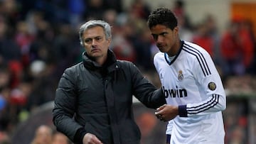 Jose Mourinho y Raphael Varane.