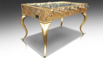 El futbolín "Calcetto Opera Klimt Gold Leaf" es un diseño italiano precioso y elegante. Es un modelo exclusivo hecho en una sola pieza con estructura de madera y decorada con pan de oro, con la técnica que hizo famoso al artista Gustav Klimt.