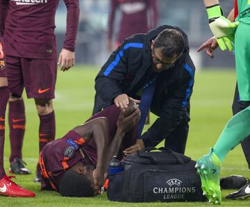 Samuel Umtiti receives medical attention