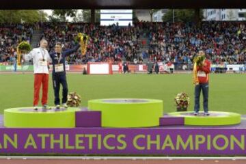 El atleta francés Yoann Kowal (c), oro; el polaco Krystian Zalewski (i), plata y el español Ángel Mullera (d) bronce durante la ceremonia de entrega de medallas de los 3.000 metros obstáculos en los Campeonatos Europeos de atletismo de Zúrich. 