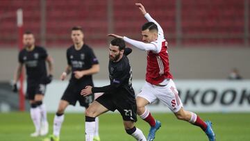 Dani Ceballos intenta frenar al jugador del Benfica, Rafa Silva. 