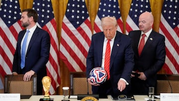 Donald Trump, presidente de Estados Unidos, junto con JD Vance (izquierda), vicepresidente de EEUU, y Gianni Infantino (derecha), presidente de FIFA, en la primera reunión del Task Force del Mundial de 2026.