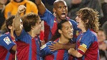 <b>ONCE IDEAL DE L'EQUIPE. </b>Ronaldinho y Deco celebran un gol con sus compañeros Samuel Eto'o, Giovanni Van Bronckhorst y Puyol.