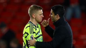 Mikel Arteta, entrenador del Arsenal, tranquiliza a su jugador Oleksandr Zinchenko tras el partido ante el Nottingham Forest.