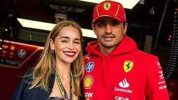 Emilia Clarke junto al piloto español de Ferrari, Carlos Sainz.