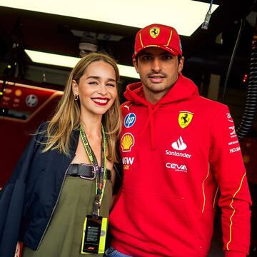 Emilia Clarke junto al piloto espa?ol de Ferrari, Carlos Sainz.