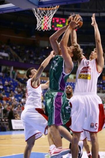 Kuzminskas (Unicaja) no lo tuvo fácil ante la defensa del Cedevita Zagreb.
