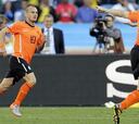 Sneijder saca de un lío a una Holanda que sólo promete