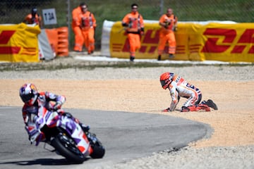 El piloto de Honda reacciona rápido tras su caída en la que arrolló a Miguel Oliveira.