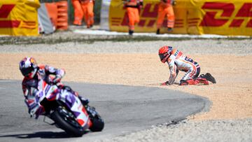 Marc Márquez en el suelo de Portimao tras su toque con Martín y Oliveira.