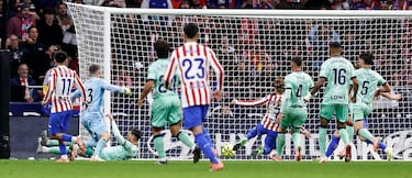 Falló Julián Alvarez ante un paradón de Ryan, pero el balón quedó muerto en el área pequeña, el cual empujó el oportuno francés. Doblete entrando desde el banquillo.