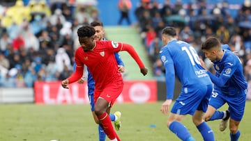 Lucién Agoumé contra el Getafe en el Coliseum ante Diego Rico y Óscar Rodríguez.