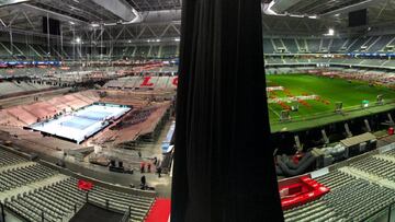 Imagen del Estadio Pierre-Mauroy con los preparativos de la pista para la final de la Copa Davis entre Francia y Bélgica a un lado y el césped retráctil del estadio al otro.
