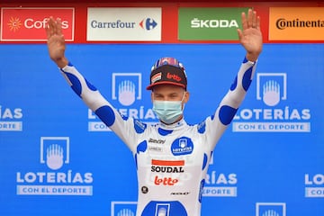 El corredor belga del Team Lotto, Tim Wellens, luce el maillot de Mejor Escalador mientras celebra en el podio su victoria en la quinta etapa del 2020.