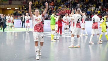 Fernando, junto al resto de jugadores de ElPozo, celebra el pase a semifinales en la Copa de Espa&ntilde;a.